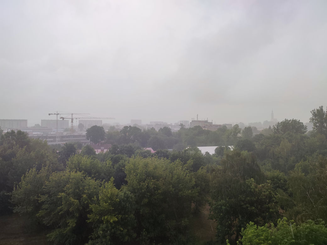 Fatalna pogoda w Białymstoku. Od rana ulewa i silny wiatr [ZDJĘCIA]
