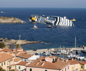 Costa Concordia podniesiona! Operacja wyciągania wraku gigantycznego wycieczkowca rozpoczęta