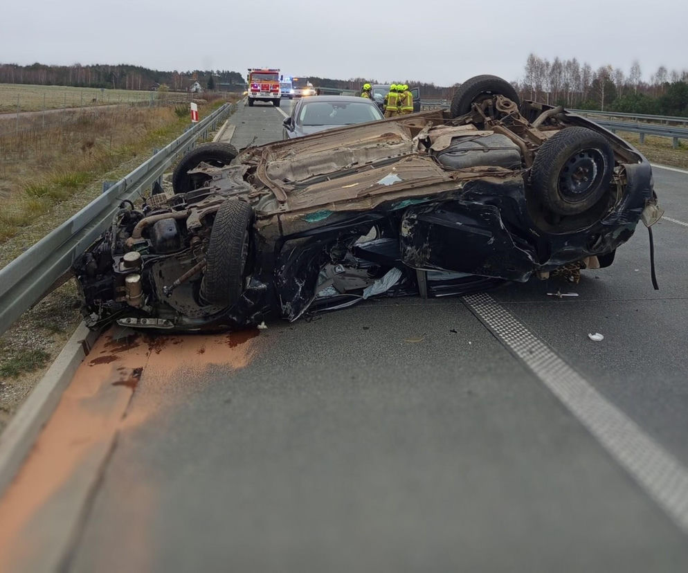 Dachowanie na trasie do Warszawy. Trzy rozbite auta, kobieta w szpitalu