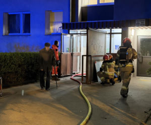 Nocny pożar mieszkania w Warszawie. Dwie osoby w szpitalu, ewakuowano mieszkańców