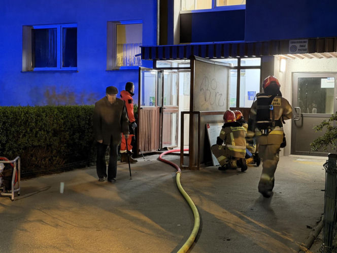 Nocny pożar mieszkania w Warszawie. Dwie osoby w szpitalu, ewakuowano mieszkańców
