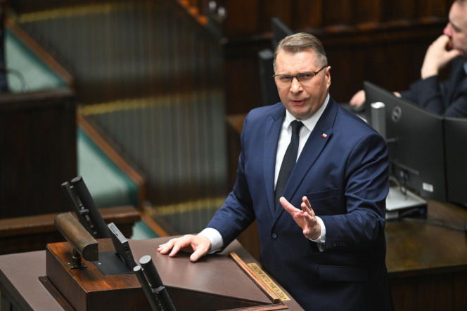 Sikroski bez hamulców do Macierewicza: Antek świrze!