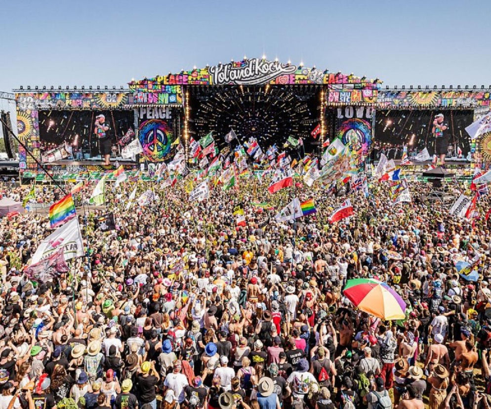 Tłum ludzi pod wielką kolorową sceną Pol'and'Rock Festival. O starcie imprezy przeczytasz na EskaRock.