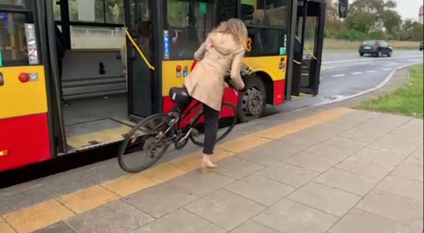 Awantura o przewóz roweru w autobusie w Warszawie. Kierowca nie wpuścił rowerzystki w ulewę. „Jest pani młoda, ma pani siłę, żeby jechać na rowerze”