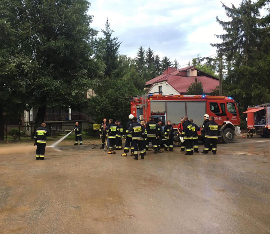 POTĘŻNE Nawałnice w Małopolsce. Woda PORWAŁA SAMOCHÓD! [ZDJĘCIA]