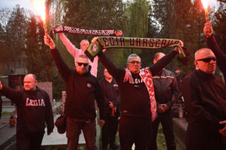 Pogrzeb Jacka Magiery: kibice odpalili race