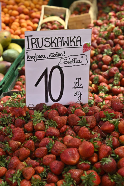 Truskawki po 8 zł, kalafior po 12 zł. Sprawdziliśmy ceny na stołecznych bazarach. Są zaskoczenia! 