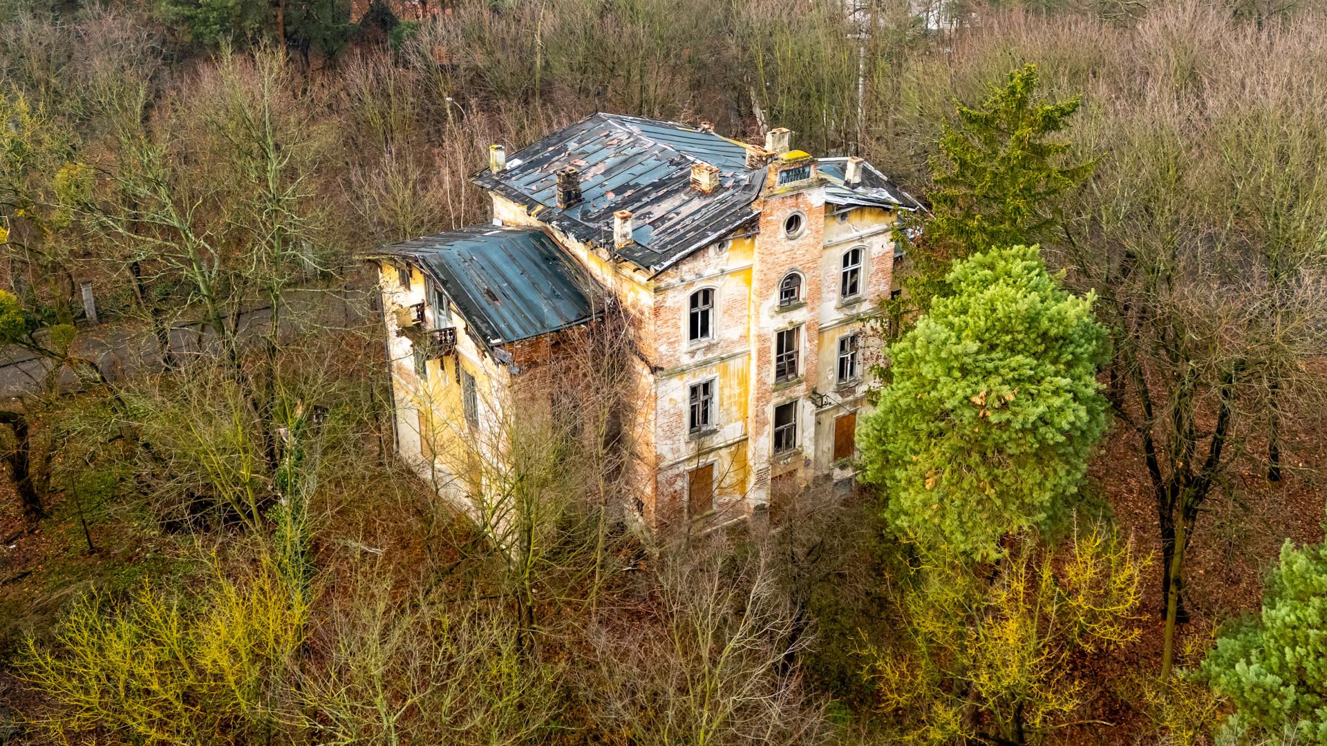 Opuszczona willa w Konstancinie