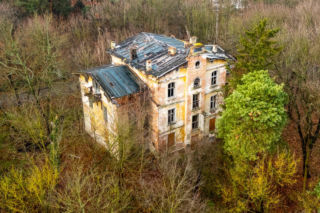 4 opuszczone wille Konstancina-Jeziorny w rejestrze. Nadzieja na remont dla pięknych ruin?