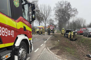 Do niebezpiecznego wypadku doszło dziś (w czwartek, 18 grudnia) po godz. 13.00 w miejscowości Pieńki na drodze wojewódzkiej nr 698. Zderzyły się tam dwa samochody osobowe.