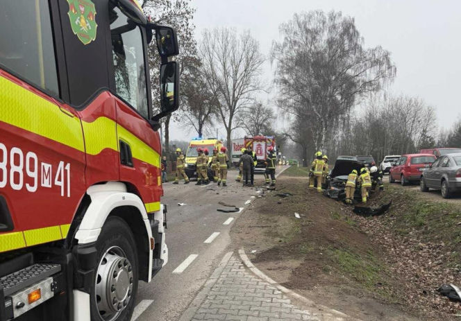 Do niebezpiecznego wypadku doszło dziś (w czwartek, 18 grudnia) po godz. 13.00 w miejscowości Pieńki na drodze wojewódzkiej nr 698. Zderzyły się tam dwa samochody osobowe.