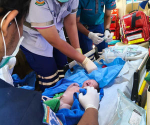 Sprzątała toalety, nagle usłyszała płacz. W spłuczce był upchnięty noworodek! Nie miał odciętej pępowiny