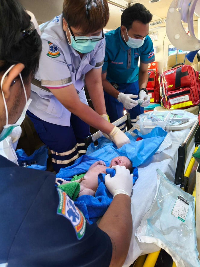 Sprzątała toalety, nagle usłyszała płacz. W spłuczce był upchnięty noworodek! Nie miał odciętej pępowiny