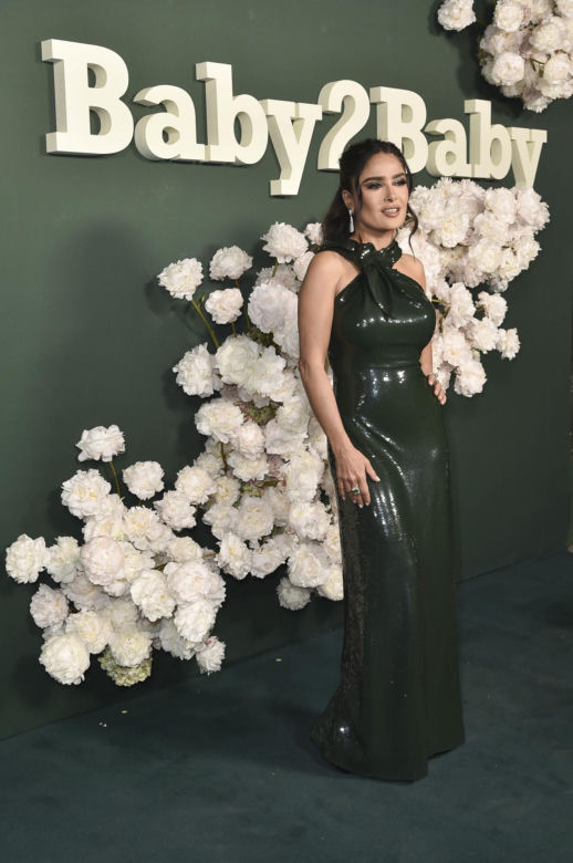 Salma Hayek ma sposób na zimę! Tak 57-latka rozgrzała fanów