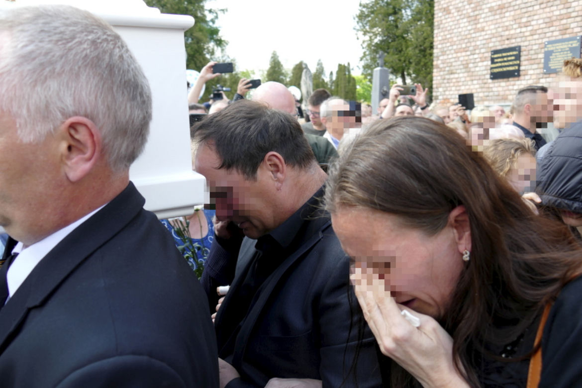 Trumna zjechała w dół, baloniki wzbiły się do nieba. Pogrzeb Kamilka z Częstochowy