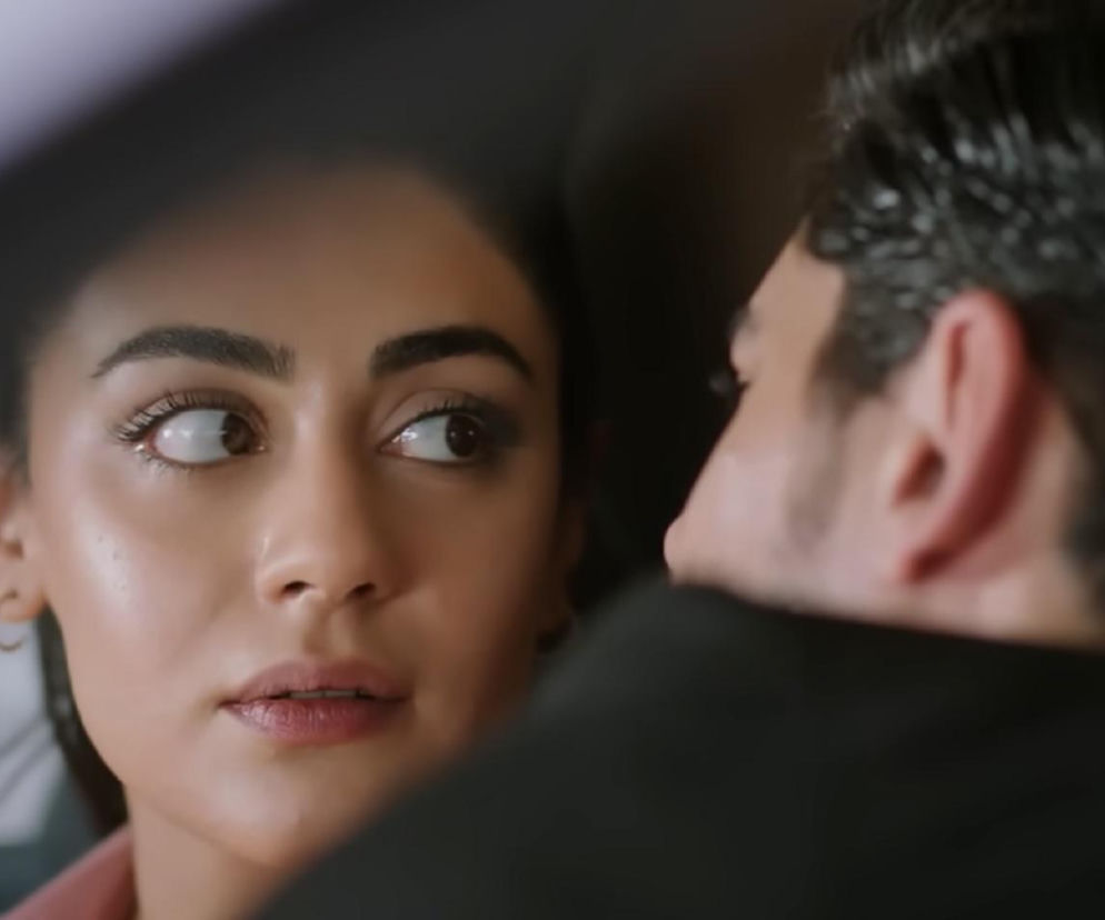 Zbliżenie twarzy Hancer z tureckiego serialu Panna młoda, spoglądającej w bok, z fragmentem ciemnych włosów Cihana na pierwszym planie, co oddaje intymny moment bohaterów. Czytaj o ich losach na Super Seriale.