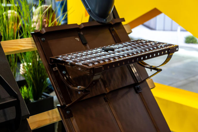 Akcesoria dachowe: bariery przeciwśnieżne, stopnie, ławy kominiarskie