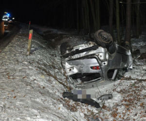 31-latek wypadł z pojazdu. Koszmarny wypadek