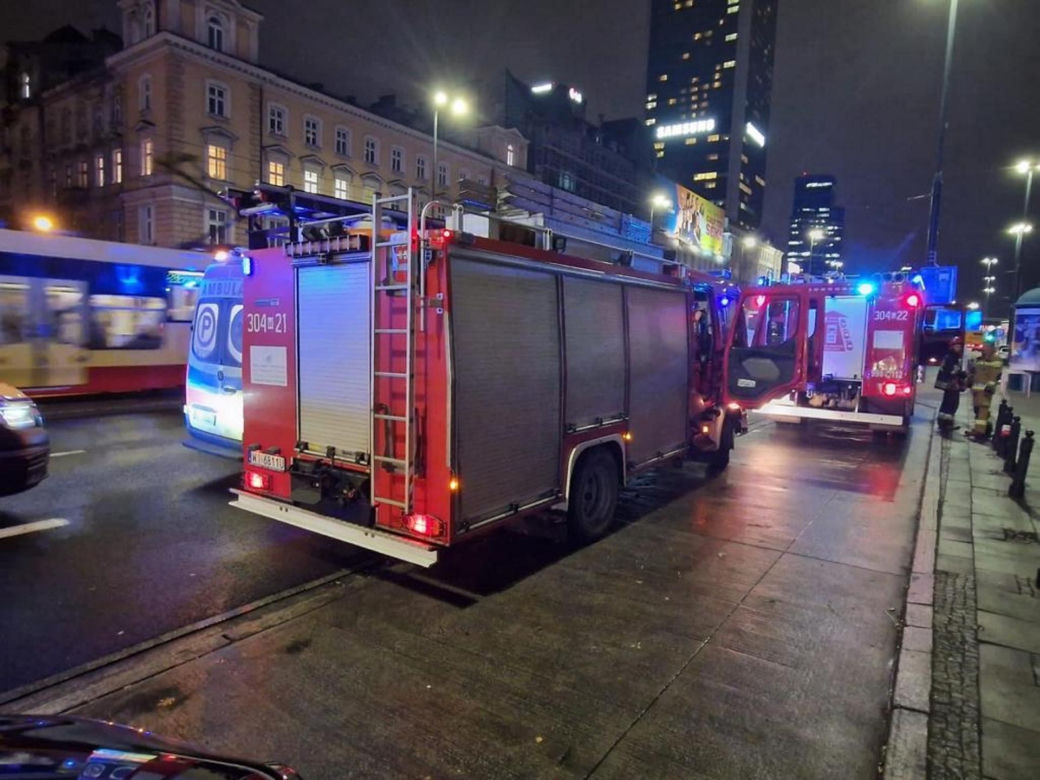  Dramat w centrum. Pieszy wpadł pod rozpędzony pociąg. W stanie krytycznym trafił do szpitala