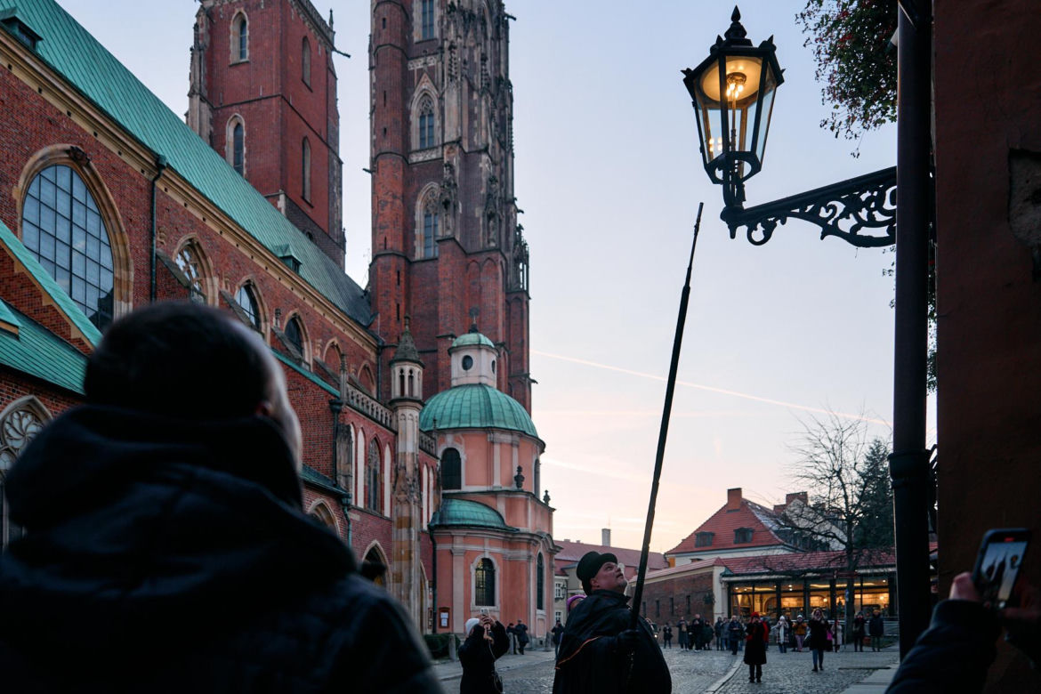 Wrocławski latarnik zapala 99 lamp gazowych