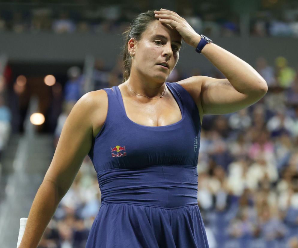 Zasmucona tenisistka Emma Navarro trzyma dłoń na czole na korcie. O jej problemach zdrowotnych przeczytasz na SE Supersport.