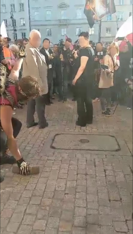 Wielka ewakuacja na Krakowskim Przedmieściu. Mężczyzna położył pocisk na trakcie