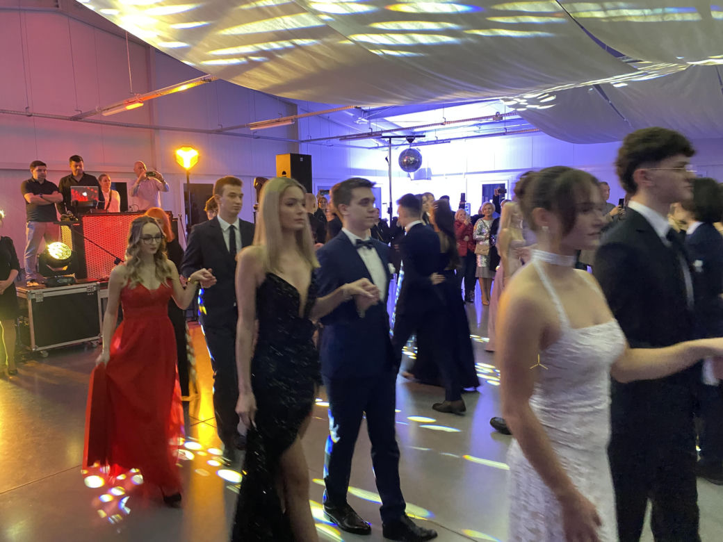 Zostało 85 dni do matury. Maturzyści z zielonogórskiej "Budowlanki" zatańczyli poloneza [zdjęcia]	