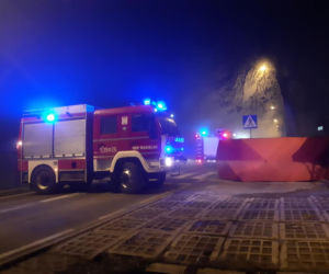 Pieścirogi. Jedna osoba nie żyje, dwie ranne! Kompletnie pijana 37-latka rozbiła się o drzewo!