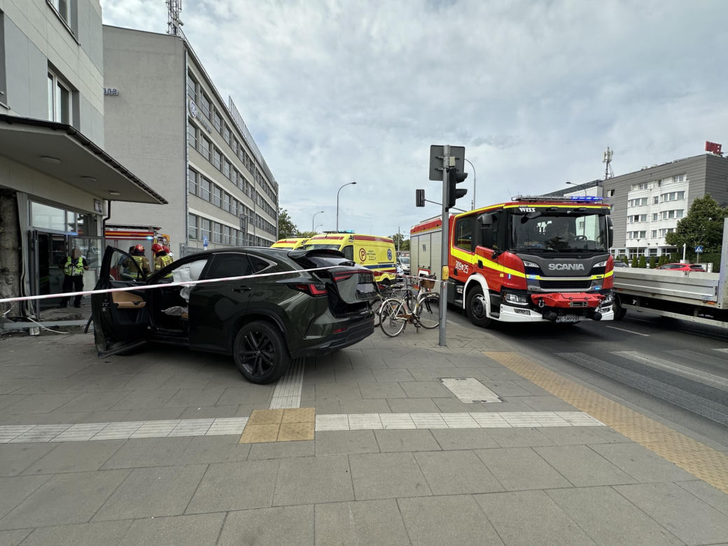 Auto wbiło się w budynek Instytutu Lotnictwa