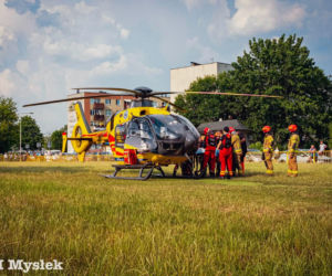 Wypadek w Ostrowcu Świętokrzyskim. Dwie nastolatki na jednej hulajnodze potrącone na pasach. Lądował śmigłowiec LPR