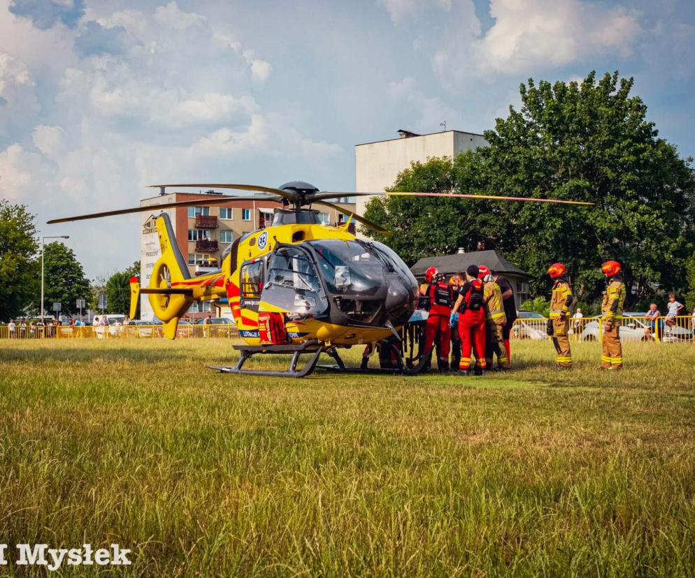 Wypadek w Ostrowcu Świętokrzyskim. Dwie nastolatki na jednej hulajnodze potrącone na pasach. Lądował śmigłowiec LPR