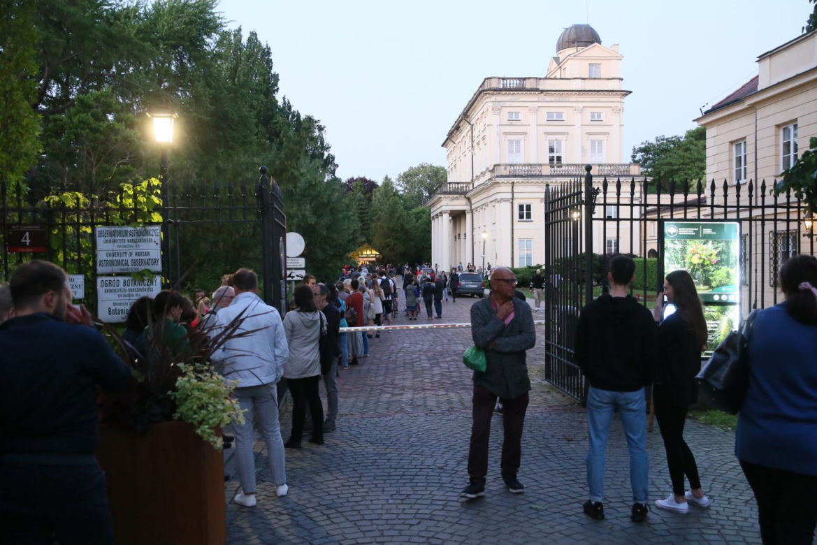 Długie kolejki pod Ogrodem Botanicznym UW