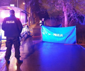 Łódź. Rowerzysta POTRĄCIŁ kobietę i ZMARŁ. Straszna ŚMIERĆ przy al. Unii