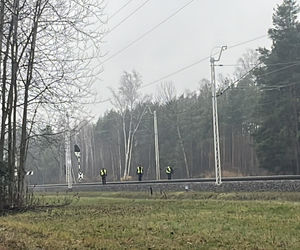 Uszkodzona trakcja i wybita szyba w pociągu. Służby badają tajemnicze zdarzenie
