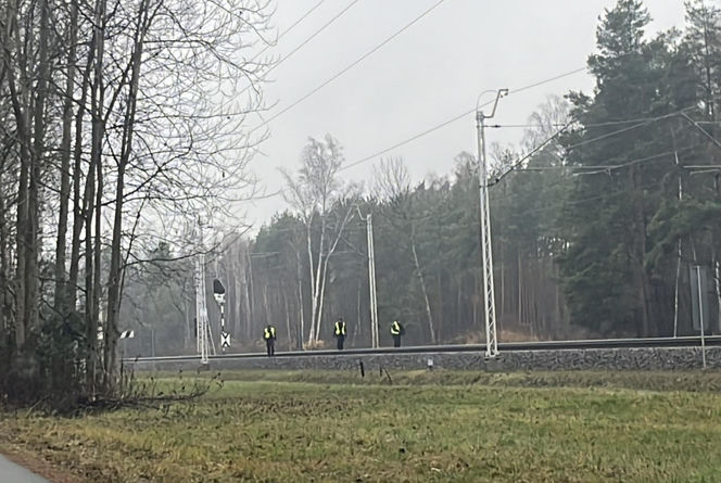 Uszkodzona trakcja i wybita szyba w pociągu. Służby badają tajemnicze zdarzenie