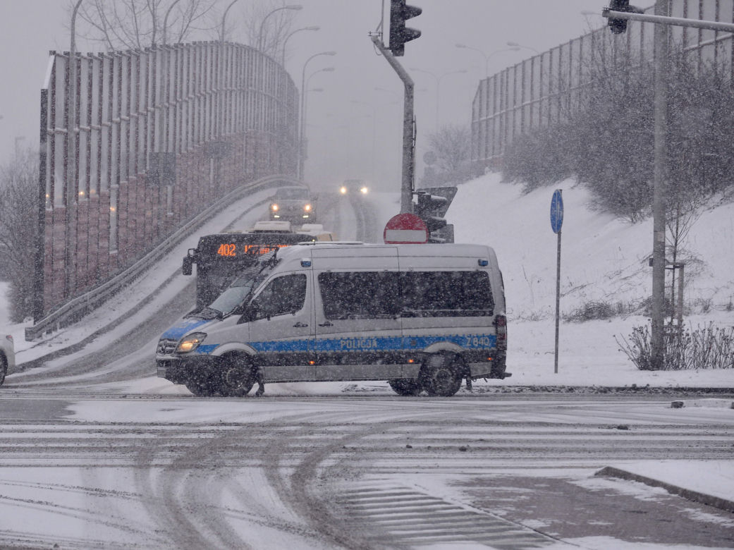 Atak zimy w Warszawie. Stołeczne drogi są białe
