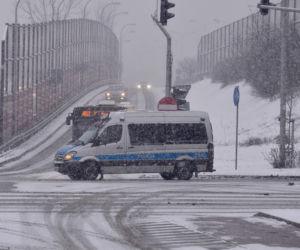 Atak zimy w Warszawie. Stołeczne drogi są białe