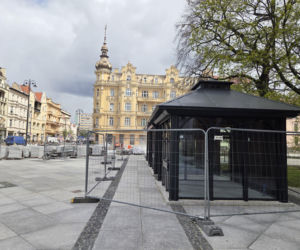Nowe oblicze placu Wolności. Kwiaciarnie już zamontowane, koniec prac coraz bliżej