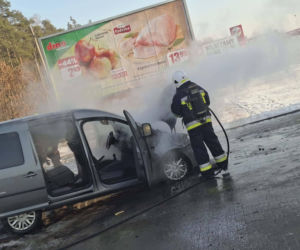 Bohaterska reakcja w czasie pożaru auta pod sklepem! Klient nie wahał się ani chwili