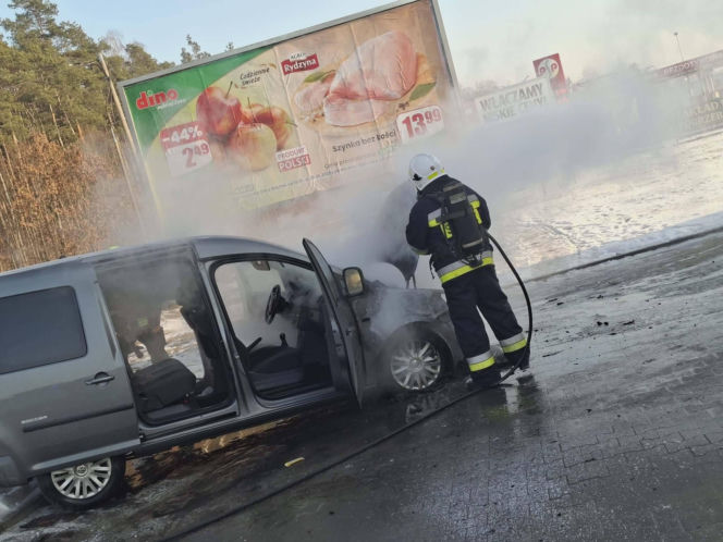 Bohaterska reakcja w czasie pożaru auta pod sklepem! Klient nie wahał się ani chwili