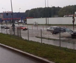 Burza w Białymstoku [30.08-31.08] Ulice jak rzeki. Auta gubiły tablice rejestracyjne [ZDJĘCIA, WIDEO]