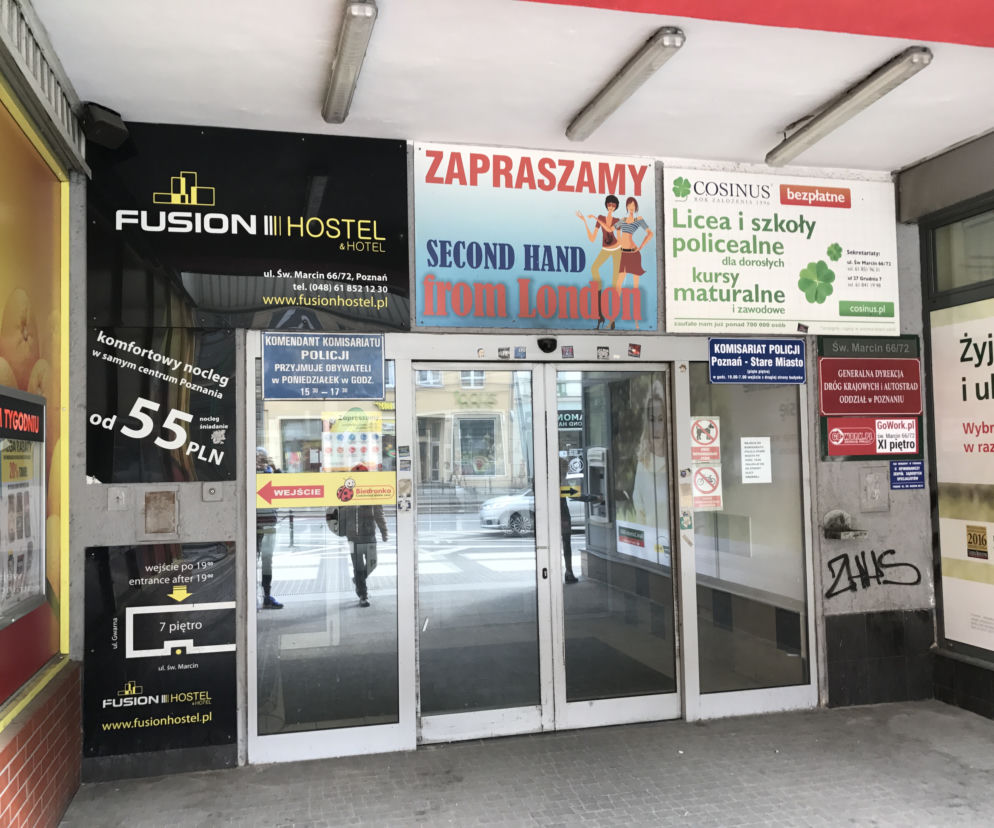 Wejście do budynku, w którym mieści się komisariat
