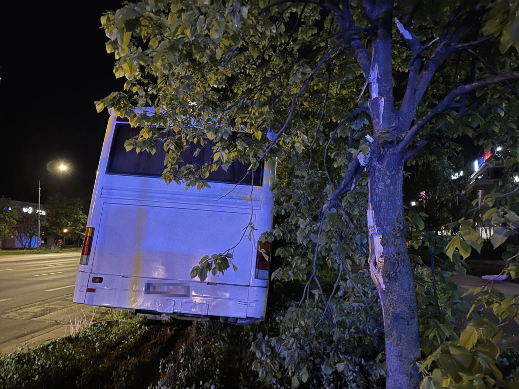 Pędził autobusem po ścieżce rowerowej. Pasażerka przeżyła chwile grozy!