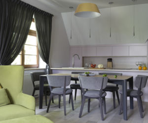 Kuchnia z jadalnią w apartamencie w Sopocie