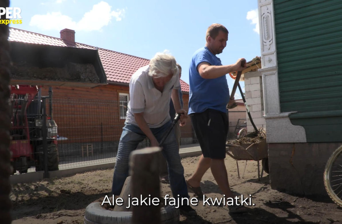 Rolnicy. Podlasie. Andrzej z Plutycz pokazał ODNOWIONE podwórko. Śliczny ogródek, wielkie zmiany. Goście będą zachwyceni