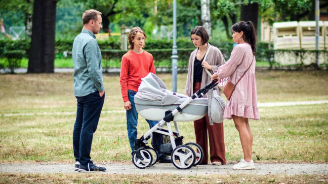 Pierwsza miłość odc. 4098. Kinga (Aleksandra Zienkiewicz), Maciek (Yan Polovnikov), Lilka (Sylwia Sokołowska), Janek (Maciej Mikołajczyk)