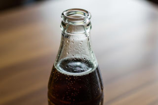 Napoje gazowane a depresja. Jak zmieniają twój mózg i samopoczucie?