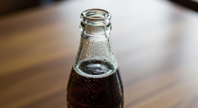 Napoje gazowane a depresja. Jak zmieniają twój mózg i samopoczucie?