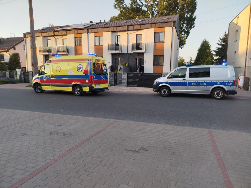 Dziecko wypadło z pierwszego piętra szeregowca przy ul. Chełmońskiego w Siedlcach