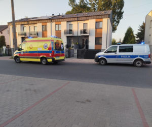 Dziecko wypadło z pierwszego piętra szeregowca przy ul. Chełmońskiego w Siedlcach